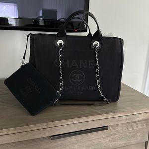 2022 LARGE Chanel Deauville Mixed Fibers bag in black. Microchipped.